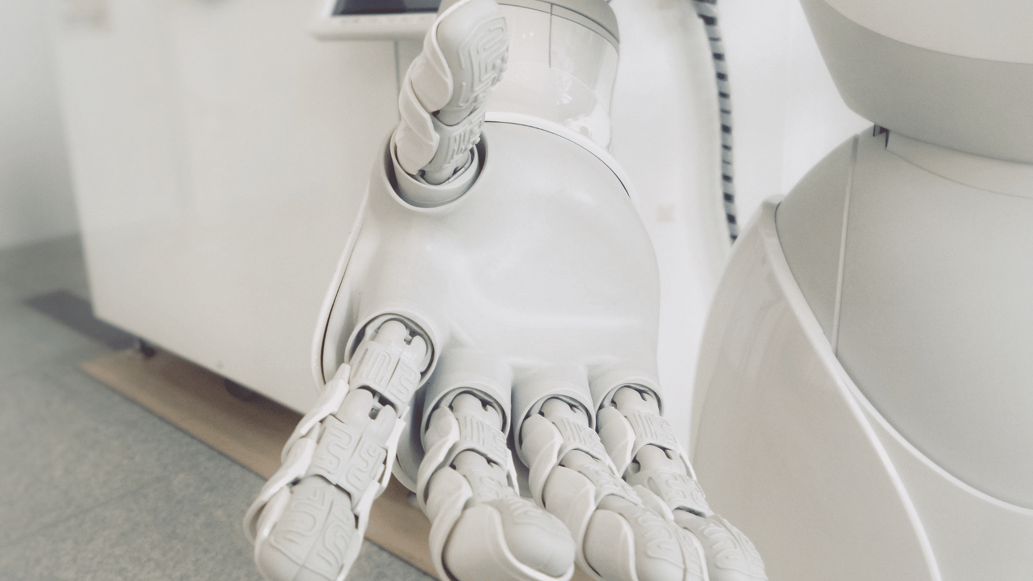Ici, est mis en avant une main d'un robot de dernière technologie. Cette image a pour but d'illustrer notre article de blog : L’IA générative au cœur des stratégies marketing.